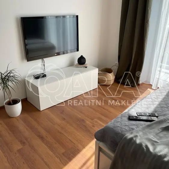 Pronájem moderního bytu 1+kk s balkonem a sklepem, Praha 7 Holešovice - Photo 1