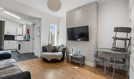 Luxury 5-Bedroom, 5-Bathroom Home â€“ Steps from Hallam University City Campus - Photo 5