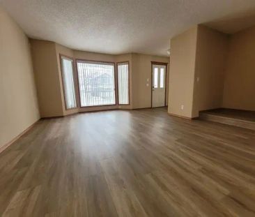 Cozy 4 Bedroom Single House in Evanston with Walkout Basement | Cal... - Photo 1