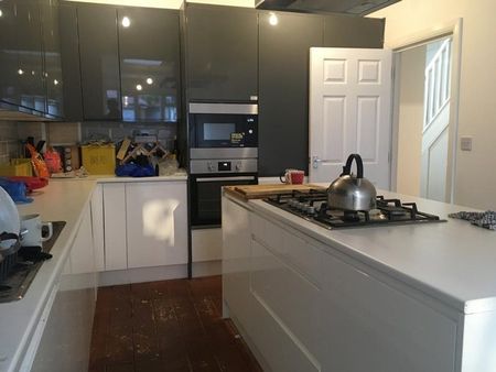 Room in a Shared House, Kenley Road, SW19 - Photo 4