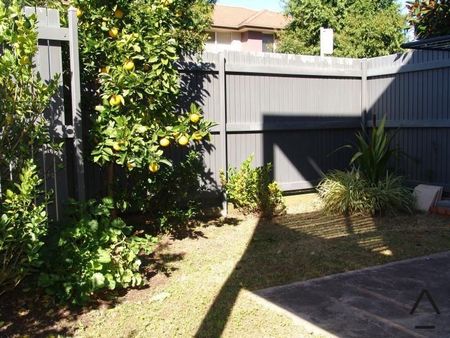 Modern 3-Bedroom Townhouse in Sought-After Mornington Estate - Photo 5