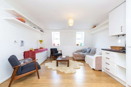 A large three double bedroom top floor apartment in an excellent central location just a short walk to Kings Cross St Pancras. - Photo 3