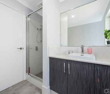 Modern and low maintenance - Photo 6