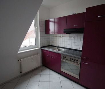 geeignet für 2er-WG – 2,5-Zi-DG-Whg – Laminat, Badewanne - Photo 4