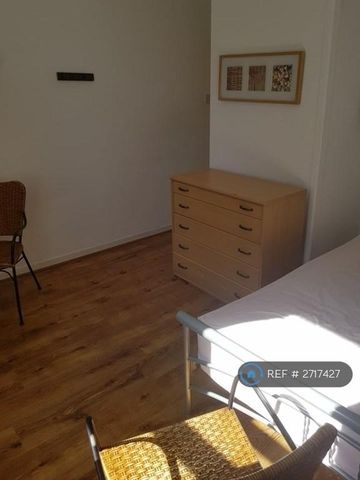 1 bedroom in a flat share to rent - Photo 4