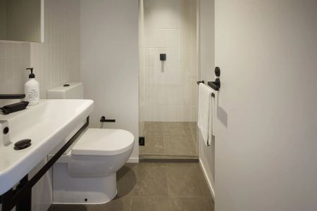 Luxury 1-bedroom fully furnished apartment - Photo 5