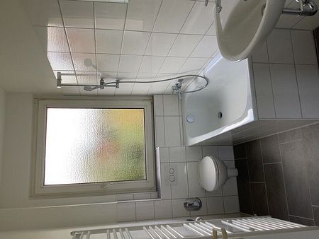 Wo das Leben so spielt - günstig geschnittene 3-Zi.-Wohnung mit Badewanne - Photo 4