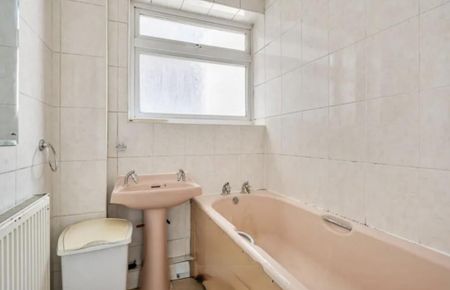 1 bedroom in a flat share to rent - Photo 4