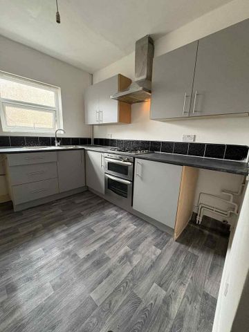 3 bedroom flat to rent - Photo 2