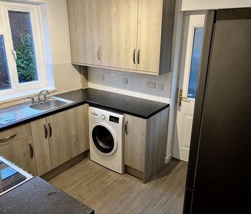 4 bedroom semi-detached house to rent - Photo 4