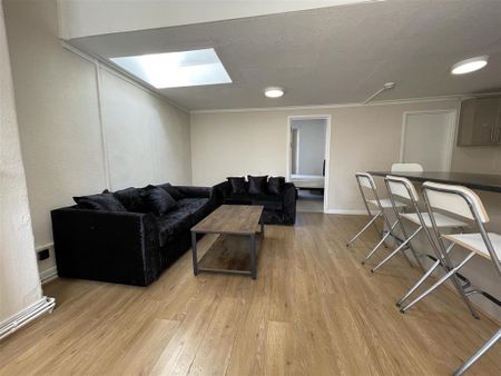 3 bedroom flat to rent - Photo 2