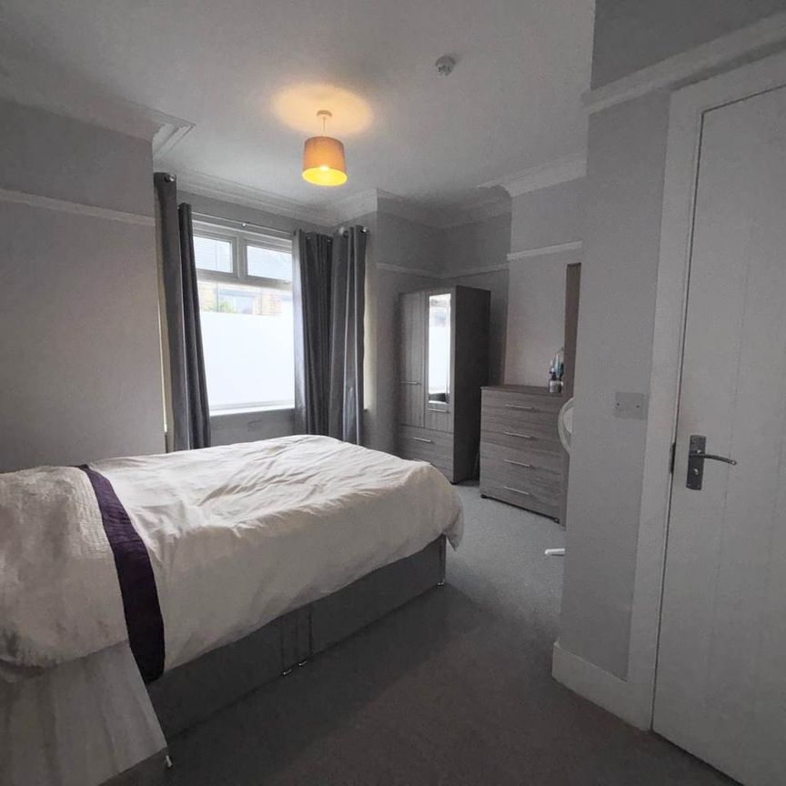 Hough Lane (room 1 ), Bramley, Leeds - Photo 1