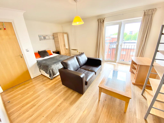 4 bedroom flat to rent - Photo 1