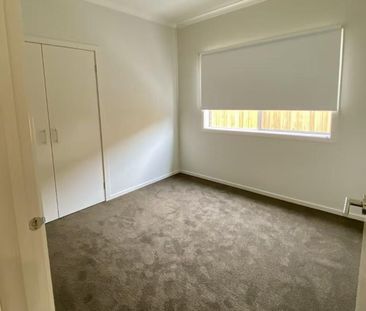 Spacious Family Home Close to Train Station - Photo 4