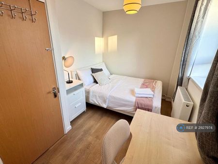 4 bedroom flat to rent - Photo 4