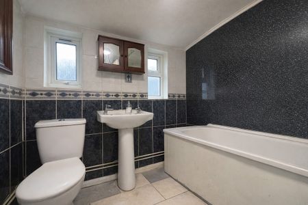 3 Bedroom House To Let - HP12 - Photo 3