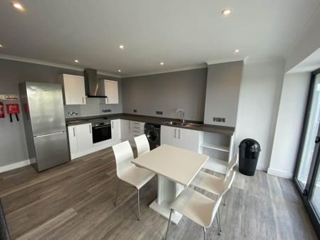 3 bedroom flat to rent - Photo 4