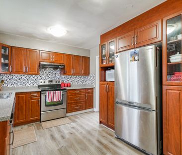 House with Two Kitchens - Photo 2