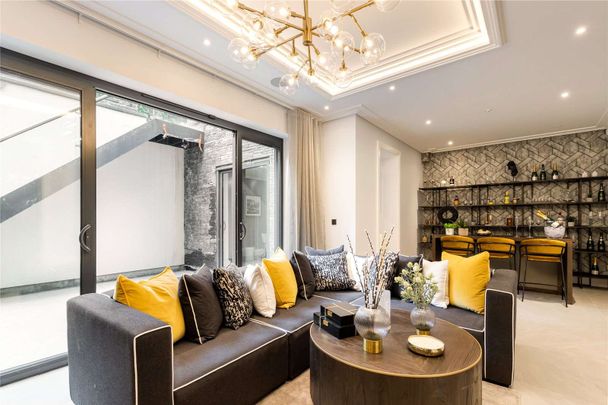 A small development of 6 prestigious houses located just off Parkside adjacent to Wimbledon Common. - Photo 1