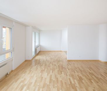 Grosszügige und gepflegte 4.5 Zimmer Wohnung an zentraler Lage! - Photo 2