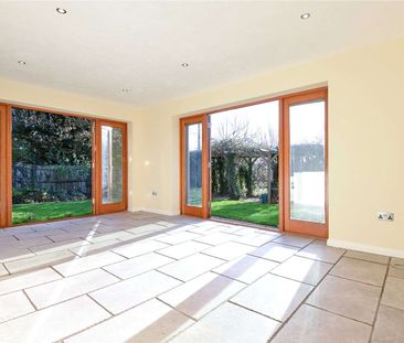 A well presented family home in the village of Kemsing - Photo 5