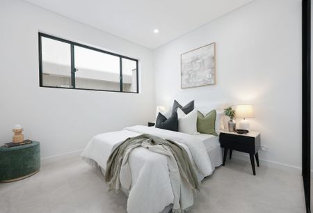 Brand New 5-Bedroom Family Home in Merrylands West!!! - Photo 2