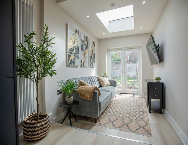 Tottenham Road Room 4 - Photo 1