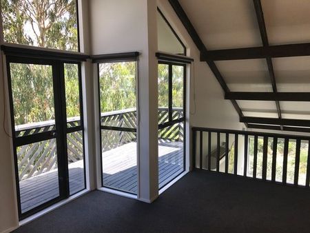 Refurbished Spacious 4-Bedroom Family Home with Valley Views - Photo 2