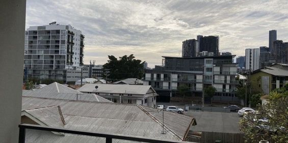 Sophisticate Unfurnished 2 bedroom Apartment - Photo 3