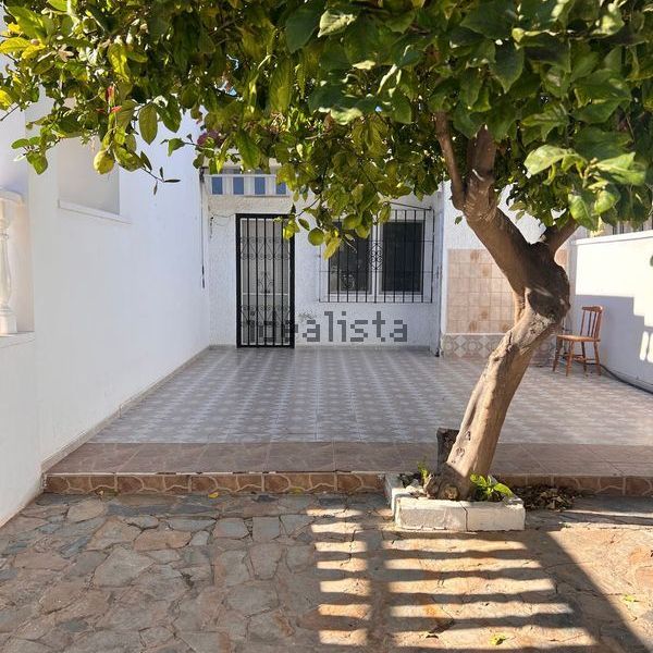 Alquiler de chalet adosado en Calle Saeta - Photo 1