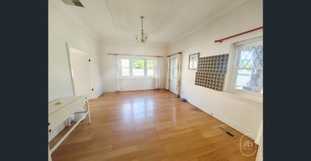 Spacious Family Home in a Prime Box Hill Location (Partly Furnished) - Photo 2