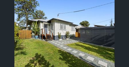 Beautifully renovated post war home - Photo 4