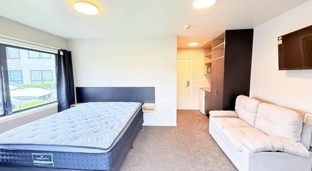 Studio apartment with Utilities Included - Photo 1