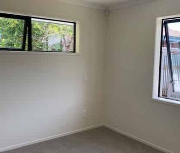 Modern House in Frimley - Photo 2