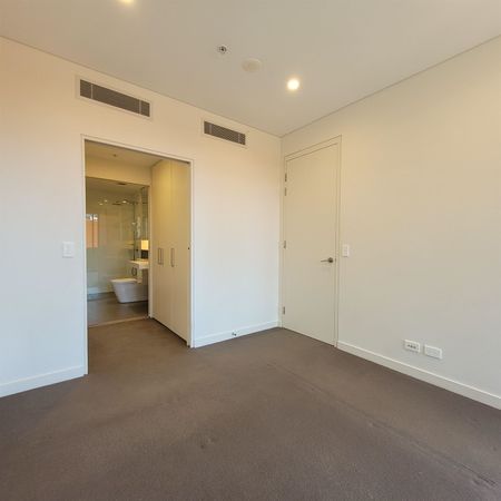 Spacious One Bedroom Apartment in Viking complex - Photo 2