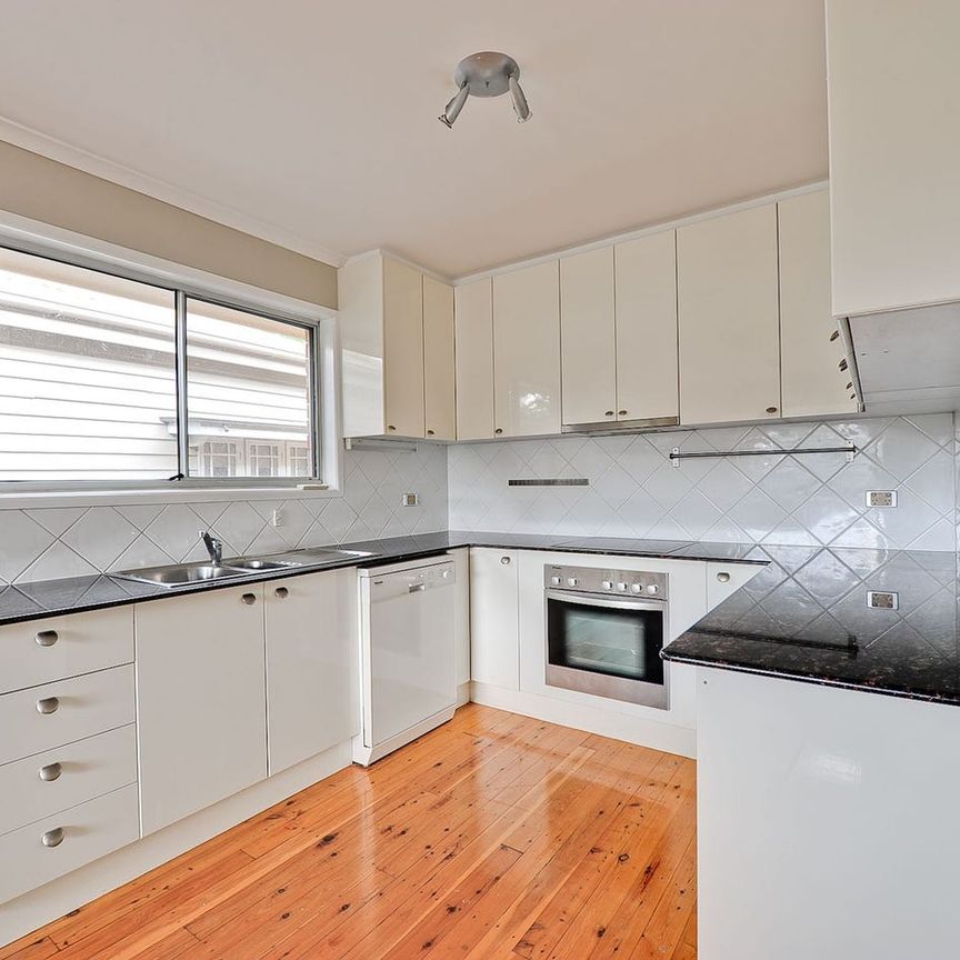 RENOVATED SPACIOUS PADDINGTON HOME (UPSTAIRS ONLY) - Photo 1