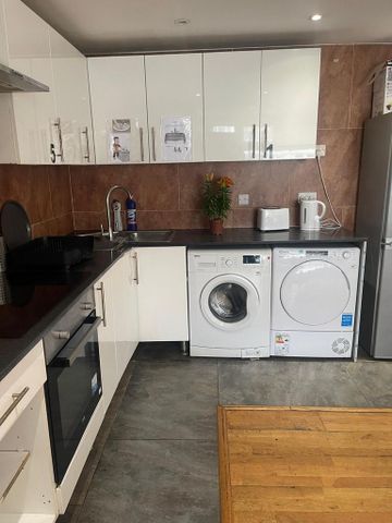 1 bedroom in a house share to rent - Photo 4