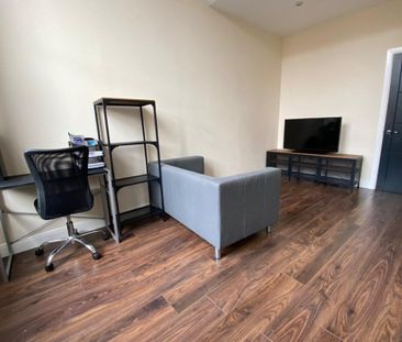 High Street - Photo 4