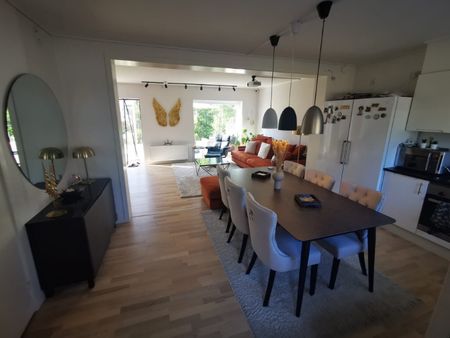 Ljus och välplanerad radhus med 3 sovrum i Margretelund, nära skog och hav! - Photo 4