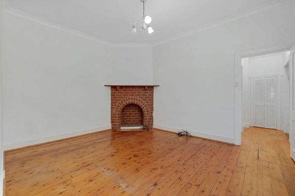 "Short Term Lease Only Until April 1, 2026" - Ground Floor One Bedroom Garden Apartment + Large Sunroom only Metres to Bondi Beach! - Photo 1