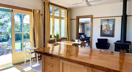 Beautifully renovated fully furnished spacious character home just minutes from the Beach! - Photo 5