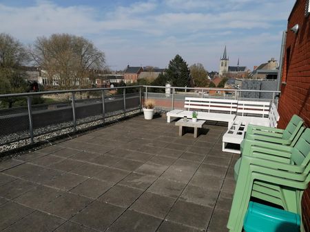 Dakappartement met 2 slaapkamers, ruim terras en garage. - Photo 4