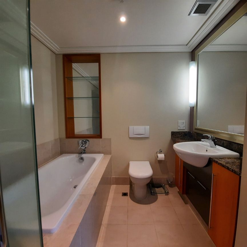 Cosy Viaduct Apartment with Carpark - Photo 1