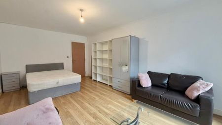 1 bedroom in a flat share to rent - Photo 5