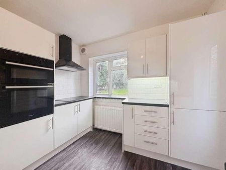 Courtlands, Maidenhead, SL6 - Photo 3