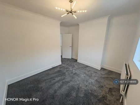 3 bedroom end of terrace house to rent - Photo 4