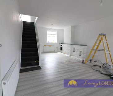 4 bedroom end of terrace house to rent - Photo 2