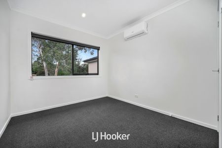 🏡 Modern 3-Bedroom Townhouse in Prime Narre Warren Location - Photo 4