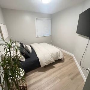 2 Bedroom 1 Bathroom Apartment - Photo 2