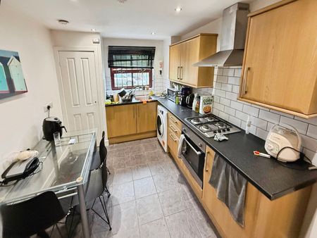 3 bedroom apartment to rent - Photo 5